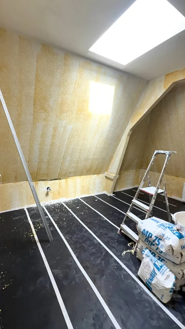 Zolder met dakraam vóór het stucwerk